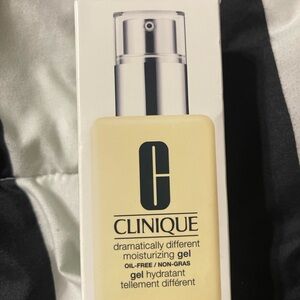 Clinique Dramatically Different Moisturizing Gel in Light Yellow